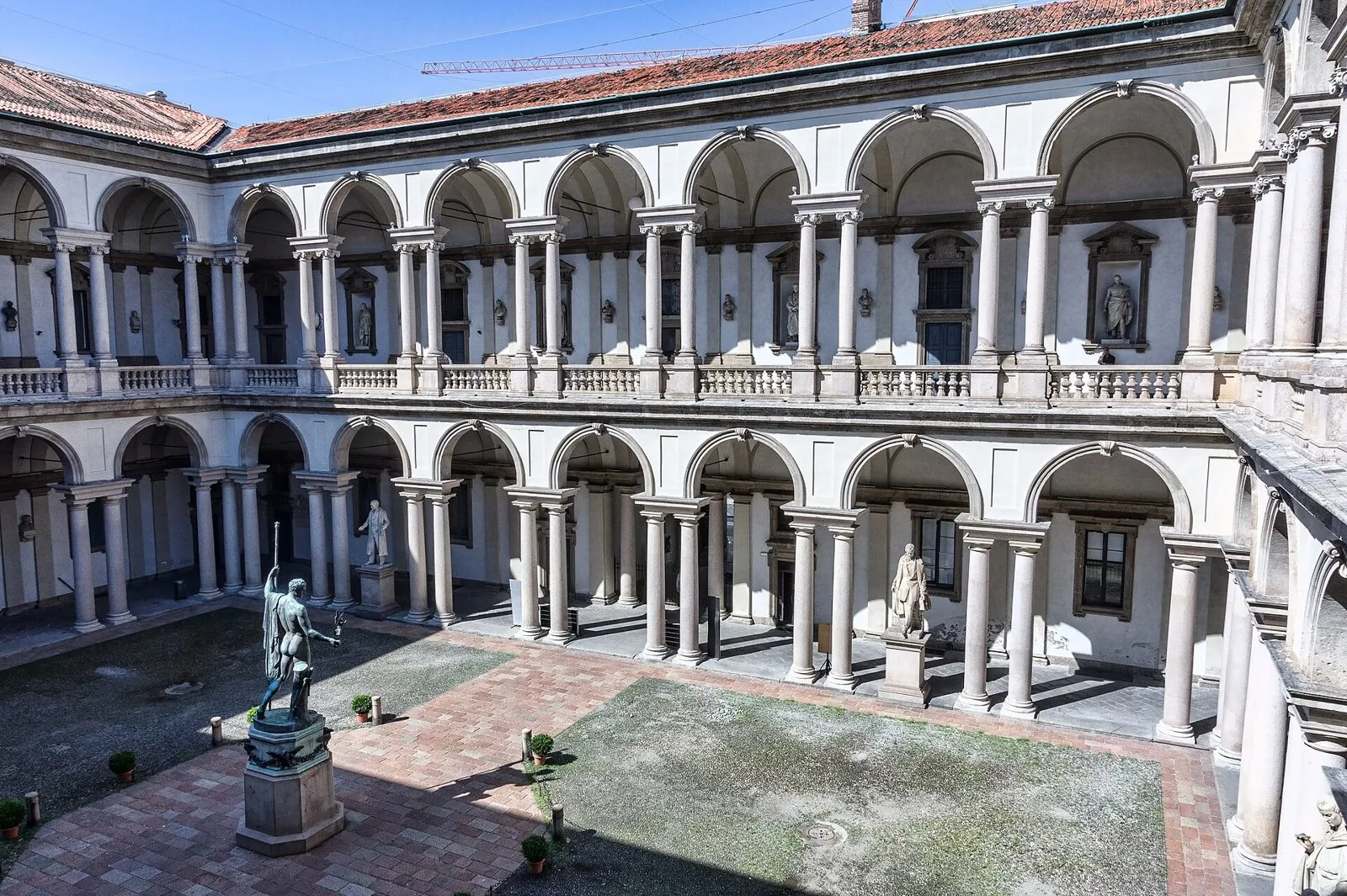 Cortile d'onore del Palazzo di Brera con il doppio loggiato e la statua in bronzo al centro