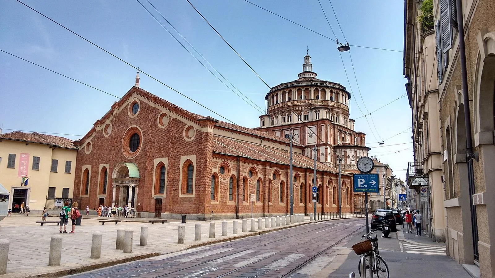 Chiesa di Santa Maria delle Grazie a Milano, facciata in mattoni e tiburio rinascimentale