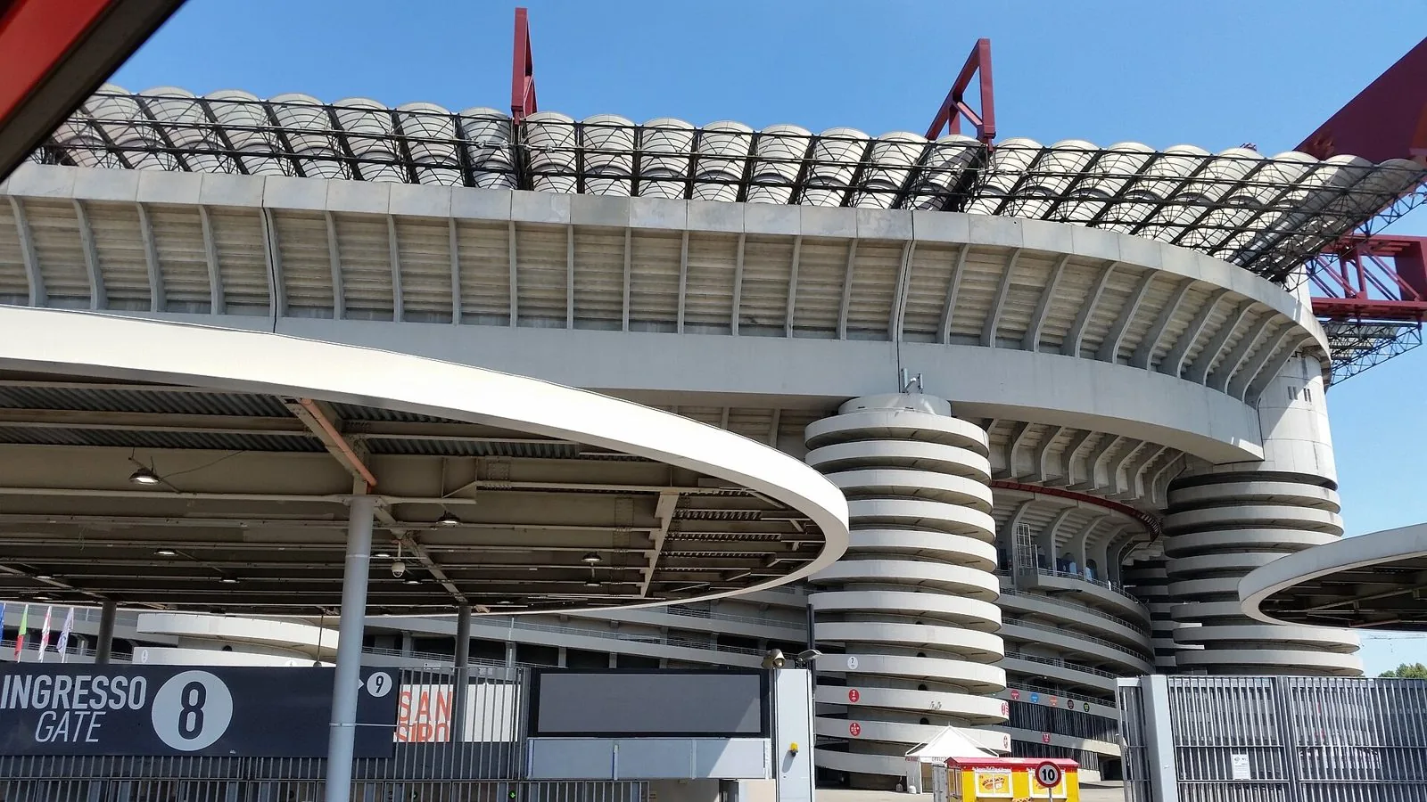Esterno dello stadio Giuseppe Meazza di San Siro con le torri a spirale e l’ingresso Gate 8