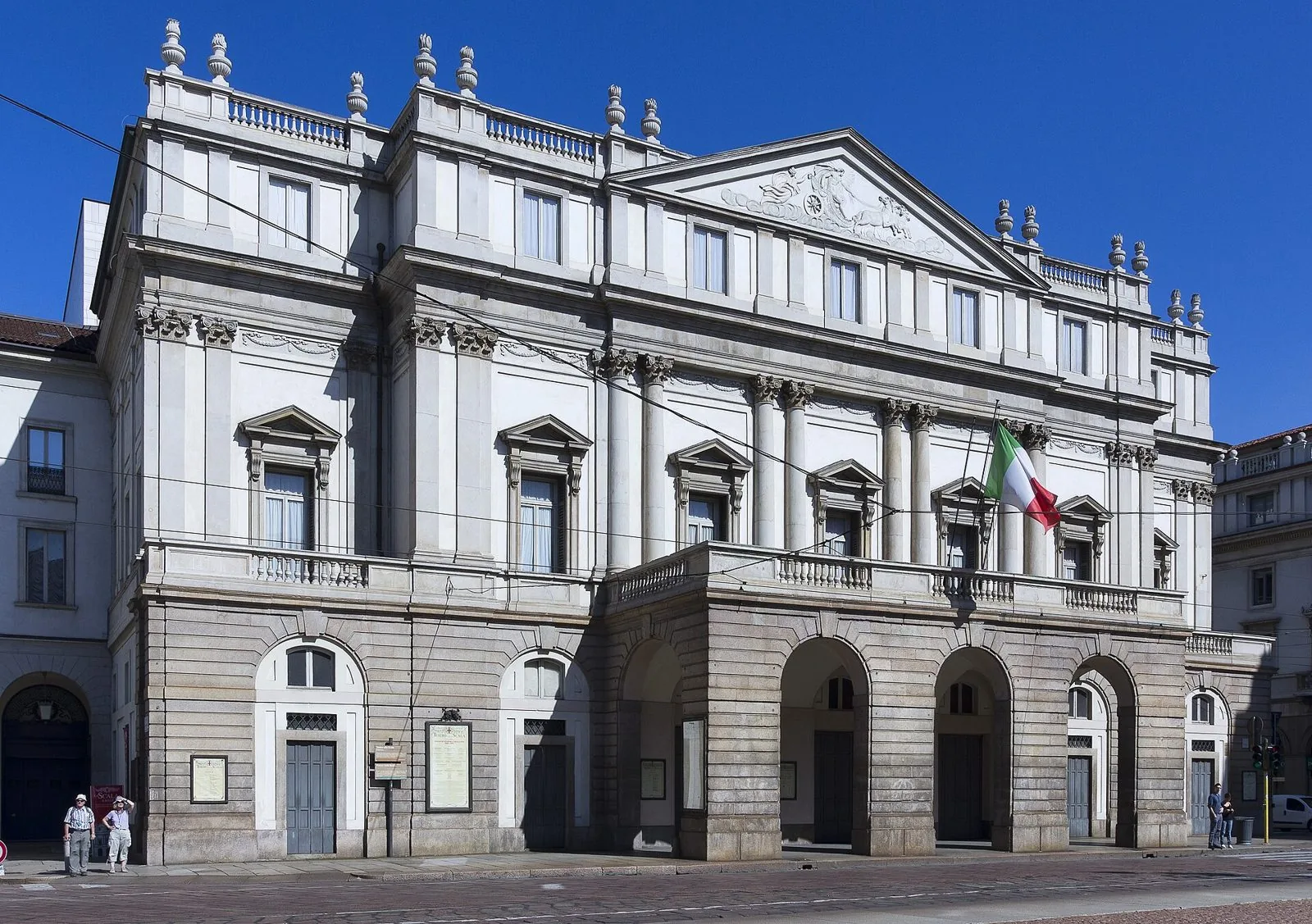 Facciata neoclassica del Teatro alla Scala su Piazza della Scala a Milano