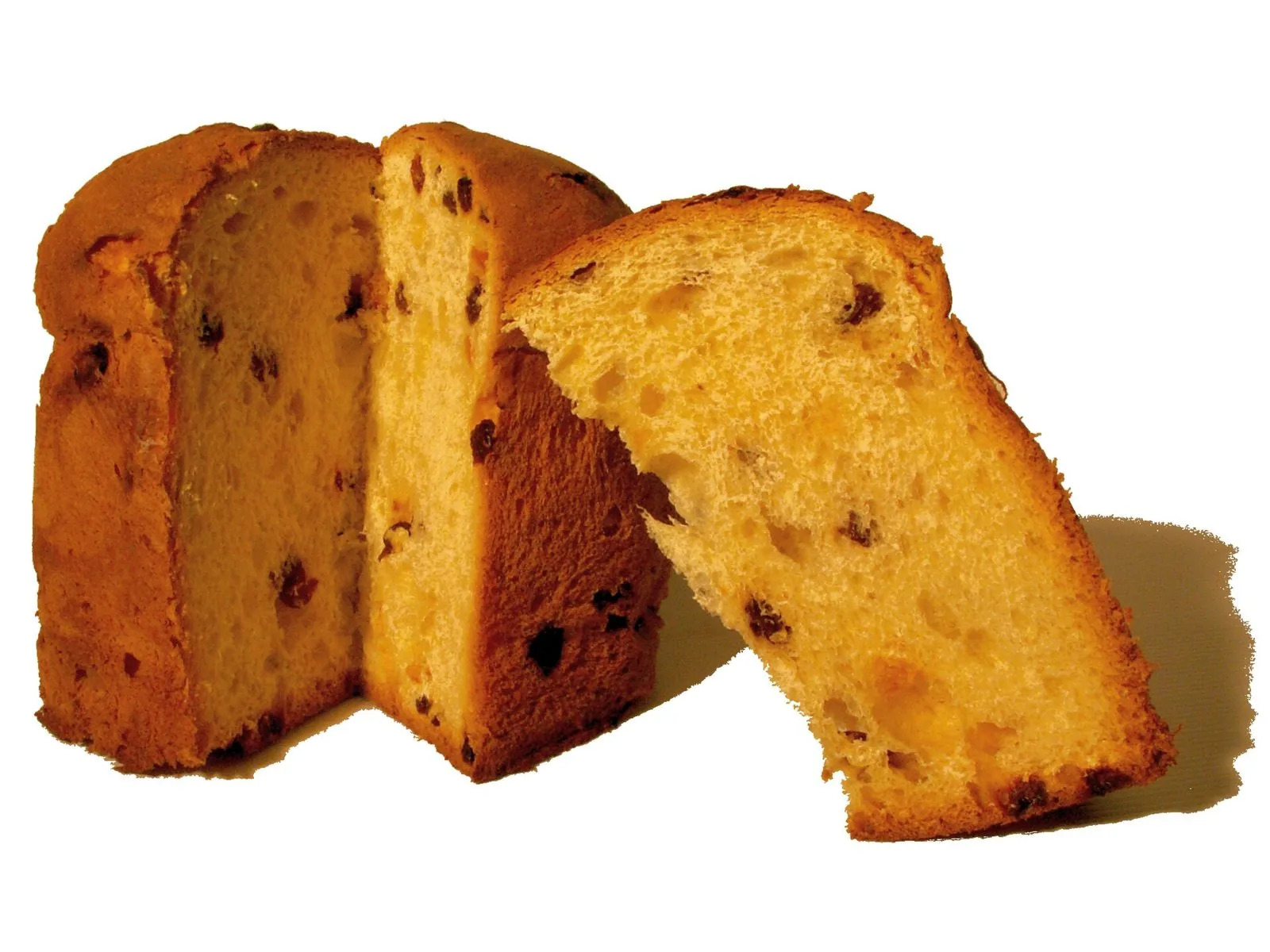 Panettone tradizionale tagliato a fette con uvetta e canditi