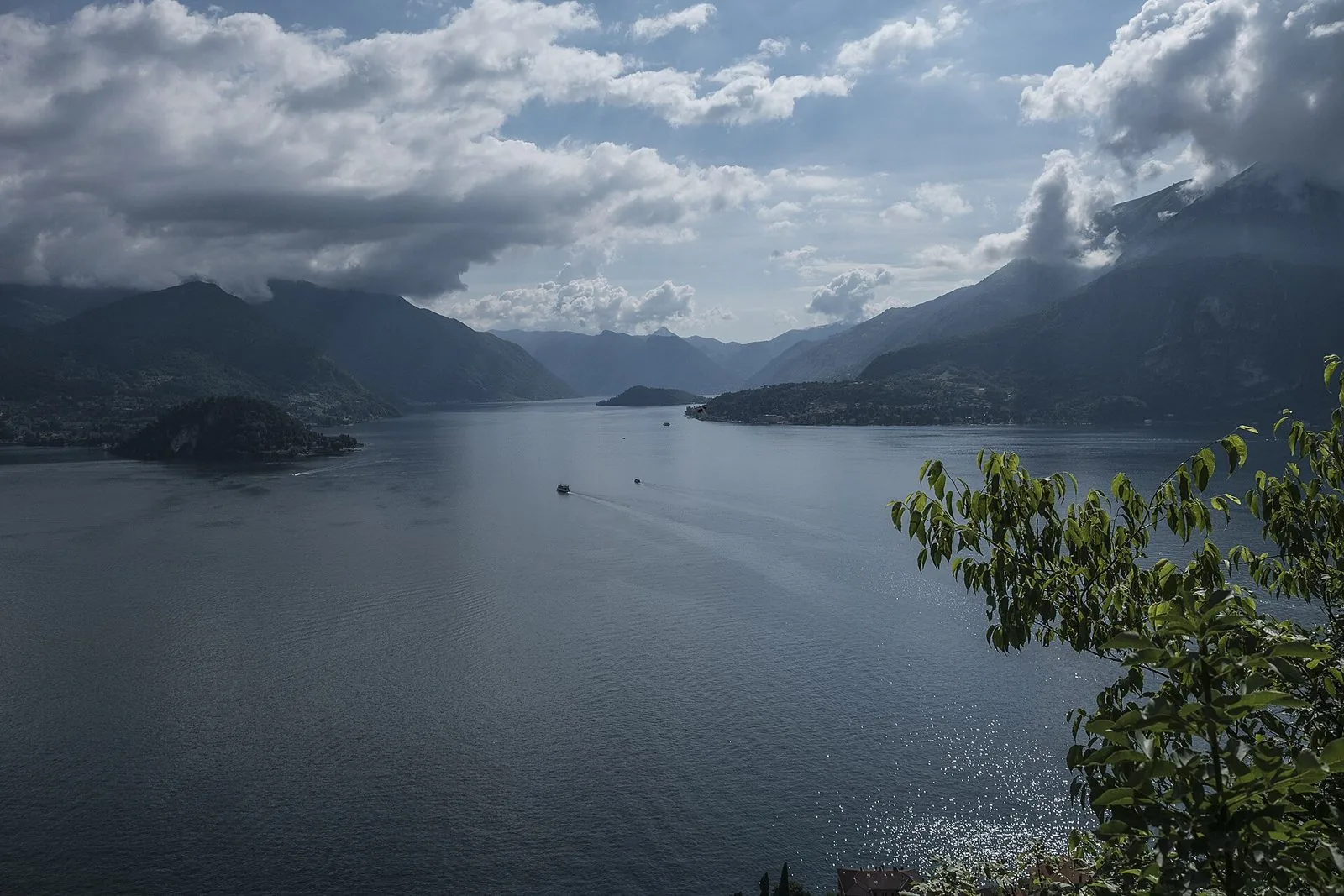 Vista sul Lago di Como dall'alto di Varenna, con le montagne e il promontorio di Bellagio